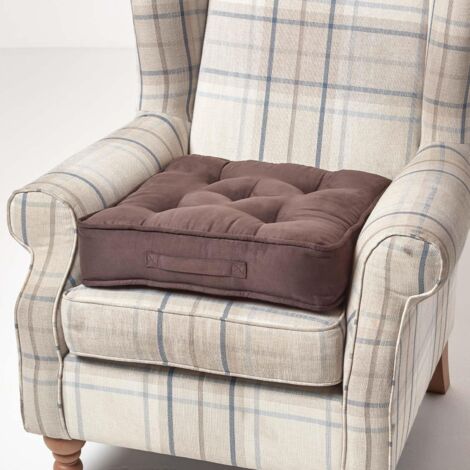 Homescapes – Coussin d'assise rehausseur en suédine chocolat 50 x 50 x 10 cm – Garnissage 100% polyester – Poignée de transport – Confort optimal (1/5)