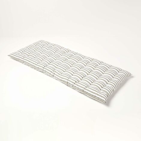 Homescapes – Coussin extérieur 2 places pour banc de jardin – Garnissage polyester – Enveloppe coton – Rayures grises – Lavable en machine à 40°C