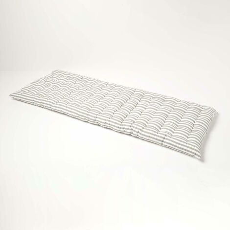 Homescapes – Coussin extérieur pour banc 3 places – Garnissage polyester dense – Enveloppe coton – Rayures grises – Lavable en machine à 40°C (1/5)