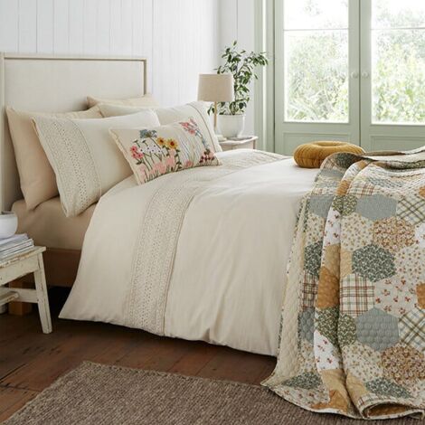 Catherine Lansfield Broderie Anglaise Super King Duvet Set White (1/5)