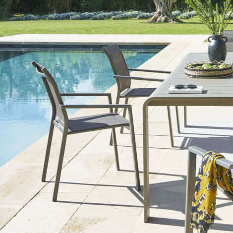 Hesperide – Fauteuil de jardin empilable en aluminium traité époxy – Assise en texaline – Accoudoirs inclinés – Dimensions L. 56 x l. 63 x H. 88 cm