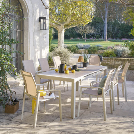 Hesperide – Table de jardin extensible 8 places – Aluminium teinté effet bois – Rallonge automatique – Résistante à la rouille et décoloration