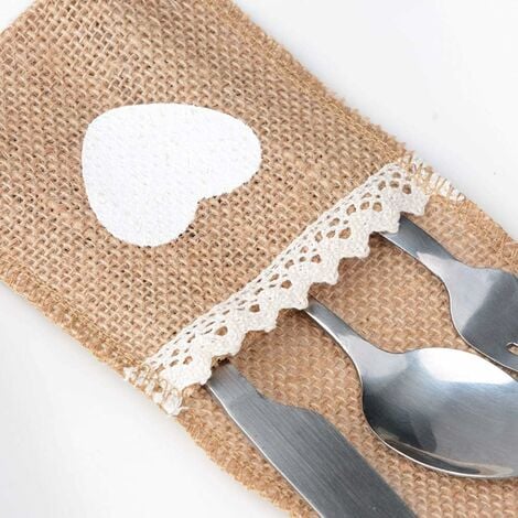Ruban, cuillère, fourchette et couteau sur un fond blanc. Mesh
