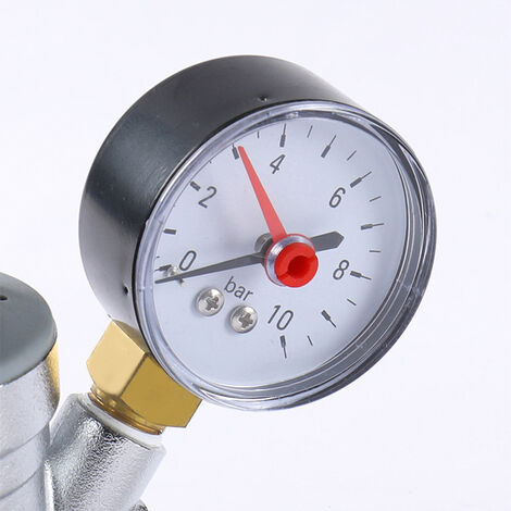 Réducteur de pression incliné, avec manomètre 0–10 bar.