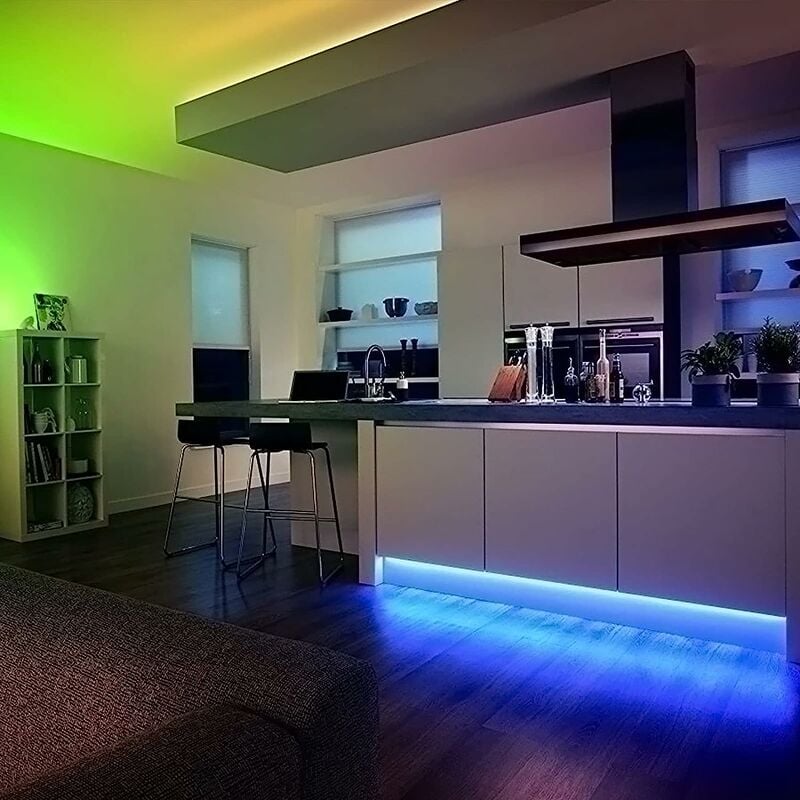 Generic Ruban LED Multicolore Avec Télécommande - TV - Cuisine - Lumiere -  Maison - Pile Offert - Prix pas cher