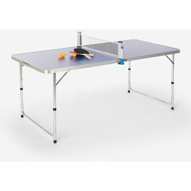 Table De Ping-pong Verte Avec Filet Dans La Chambre Photo stock