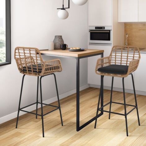 Lote de 2 taburetes de bar SUMMER con reposabrazos de ratán beige y patas de metal negro