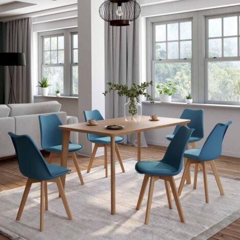 Cucina moderna con tavolo in legno e sedie blu