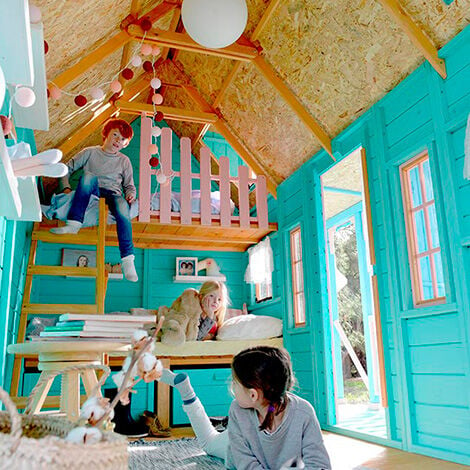 Cabane pour enfant avec lit intérieur VICTORIA. 335 x170 x 207 . CABANES  GREEN HOUSE.Cabane peinte