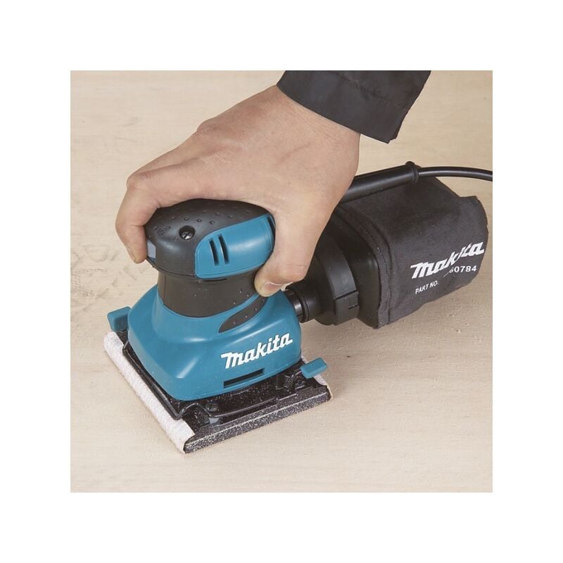 Ponceuse vibrante 200W fixation papier avec crochets Makita BO4556