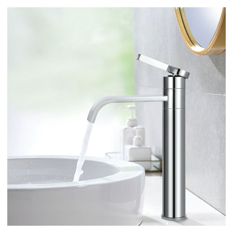 Robinet salle bain à bec plat et finition chromé, un robinet à design  contemporain muni de poignée unique