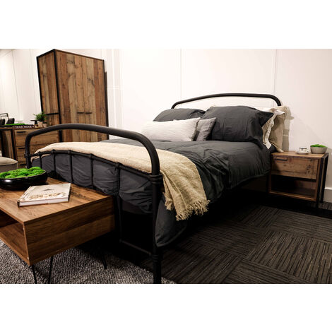 Halston 4.6 Double Black Bed
