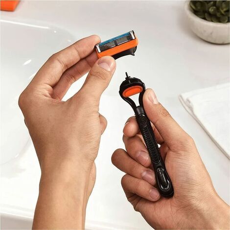 Gillette Fusion, lame per rasoio a mano libera, 16 rasature, contorni di precisione, doppie strisce lubrificanti