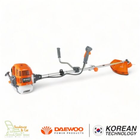Daewoo – Débroussailleuse thermique 2 temps 51,7 cm3 – Puissance 2,2 kW – Largeur de coupe 45 cm – Lame 3 dents pour coupes exigeantes - DBC520