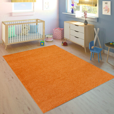 Cocina moderna rectangular con alfombra naranja para sala de estar