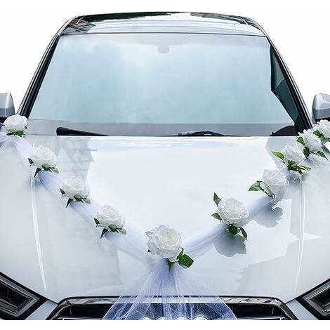 Décoration avec des fleurs sur un capot de voiture pour un mariage
