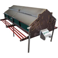 Pondoir collectif pour 240 poules – Système modulaire avec 2 pondoirs – Tapis roulant pour récupération des œufs – Parois en bois phénolique – Copele