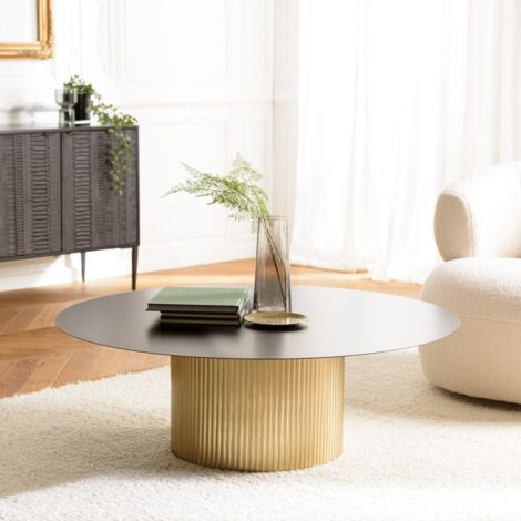 Macabane – Table basse ronde 110x110cm – Plateau en fer noir – Pied strié doré – Hauteur 37cm – Meuble monté pour intérieur moderne (1/5)