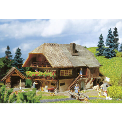 Faller 131324 – Ferme Forêt-Noire – Échelle HO – Maquette Authentique – Toit De Paille, Balcons En Bois, Escalier En Pierre – Fournil Et Fontaine Inclus – Dès 14 Ans