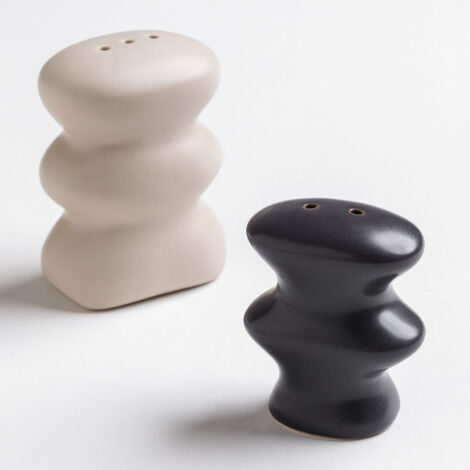 Sklum – Salières et poivrières en céramique – Gris anthracite et marron sable – Design moderne et minimaliste – Dimensions 6cm x 5cm x 3,3cm