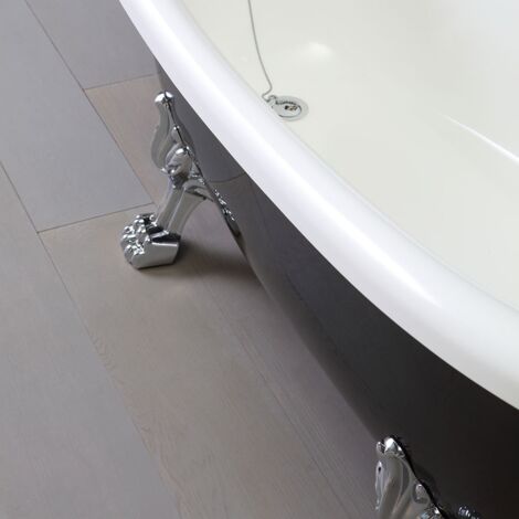 Klassische Badewanne in Schwarz und Weiß