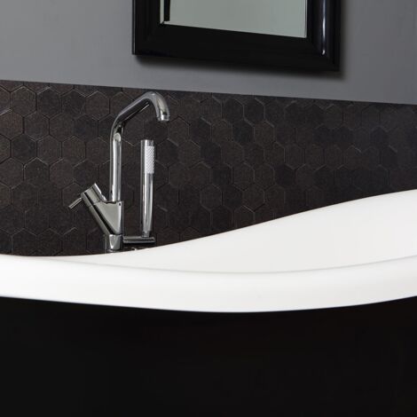 Klassische Badewanne in Schwarz und Weiß