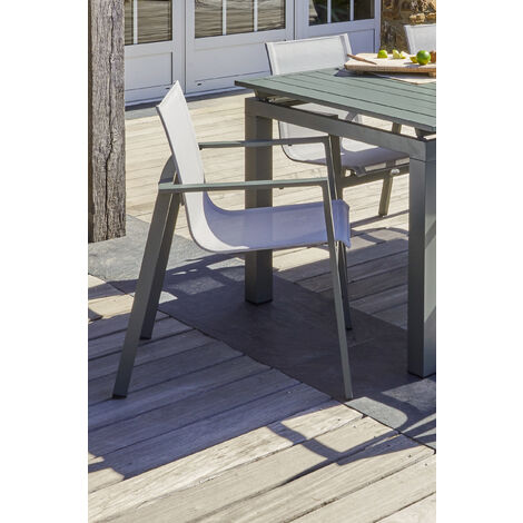 2 Stapelbare Rattanstühle Mit Armlehnen – Perfekt Für Garten, Terrasse & Feuerstelle
