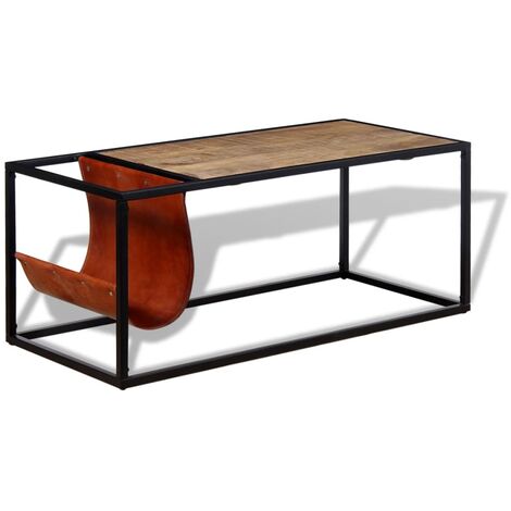 Une Malle En Osier Tressé Pouvant Servir De Table Basse