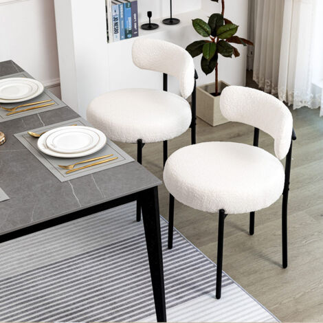 Chaise scandinave avec dossier incurvé – Pieds en métal noir mat – Coussin en éponge haute densité – Confort optimal pour salle à manger (1/5)