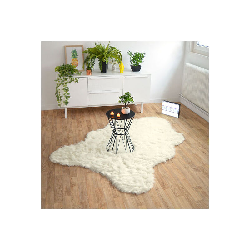 Tapis forme peau de bête imitation fourrure blanc 120x158 cm