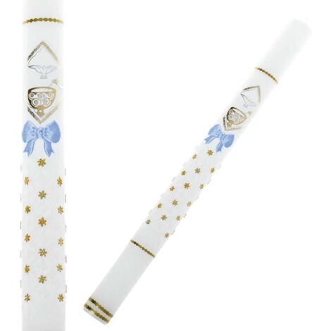 Una candela battesimale intagliata con fonte battesimale, fiocco blu e decorazioni dorate.