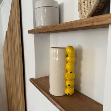 Vase en céramique émaillée avec poignée citrons – Dimensions H18.5 x P8 x L11 cm – Objet décoratif pour intérieur – Opjet (1/3)