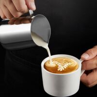 Lot De 2 Pichets à Lait Inox 300 Ml Et 600 Ml – Avec Graduation, Bec Anti-Goutte Et Stylo Latte Art – Idéal Cappuccino Et Latte Art