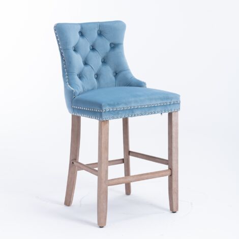 Set di 2 Sgabelli da Bar, con Decorazione Capitonné e Gambe in Legno, Finiture Cromate e Borchie, in Velluto Blu Chiaro