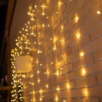 LUCEO 6x3 Vorhang-Lichterkette mit Kabel für den Innen- und Außenbereich. Warmes Licht. Hergestellt in Spanien
