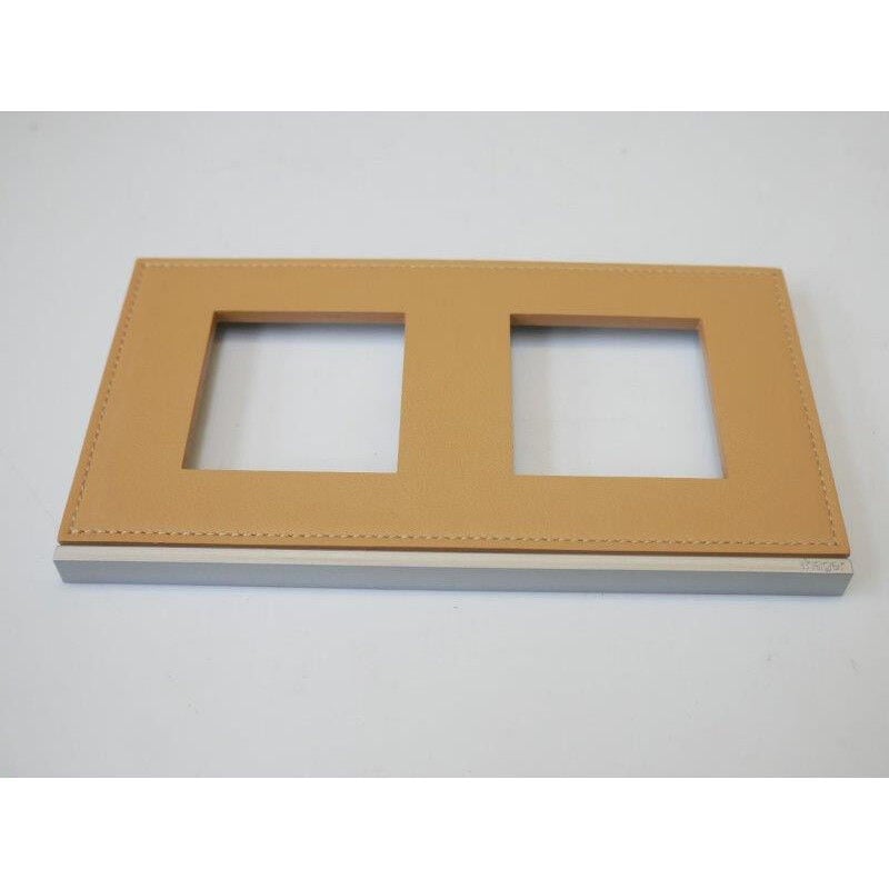 Plaque de finition 2 postes 4 modules horizontale marron finition Matiere cuir cord leather entraxe 71mm série Gallery HAGER