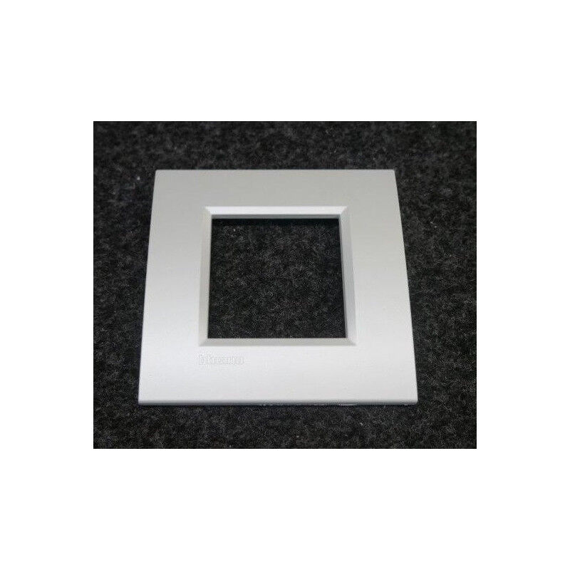 Plaque de finition 1 poste 2 modules couleur gris argent finition naturalia série LivingLight BTICINO