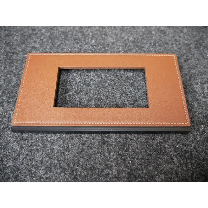 Plaque 1 poste 4 modules matière cuir coffee leather entraxe 71mm Gallery Hager
