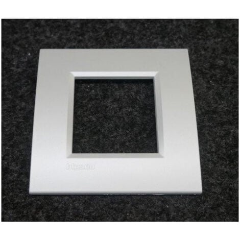 Plaque de finition 1 poste 2 modules couleur gris argent finition naturalia série LivingLight BTICINO