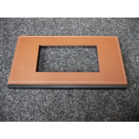 Plaque 1 poste 4 modules matière cuir coffee leather entraxe 71mm Gallery Hager