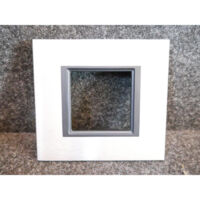 Schneider Electric – Plaque de finition 1 poste aluminium ice liseré noir 2M – Pour appareillage mural Unica Class – Finition haut de gamme
