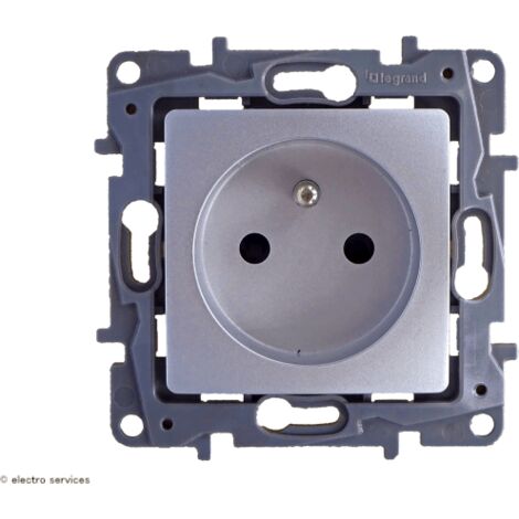 Legrand – Prise de courant 2P+T – Finition argent – Tension 250V – Courant 16A – Compatible plaque Niloe – Usage intérieur uniquement