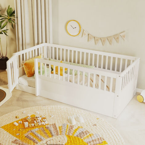 Letto a terra per bambini 90x200 cm con sponda di protezione da 60 cm e porta apribile, struttura in legno massello bianco