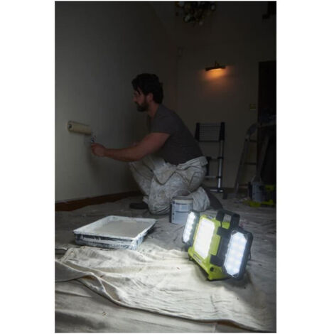 Phare Ryobi RLPH18-0 Hybride 18V - 3000 Lumens, 3 Panneaux, Sans Batterie Ni Chargeur
