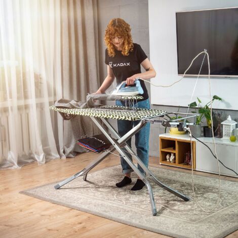 Table à repasser kadax 120x38 cm de large dessus avec prise + serviette avec etagère