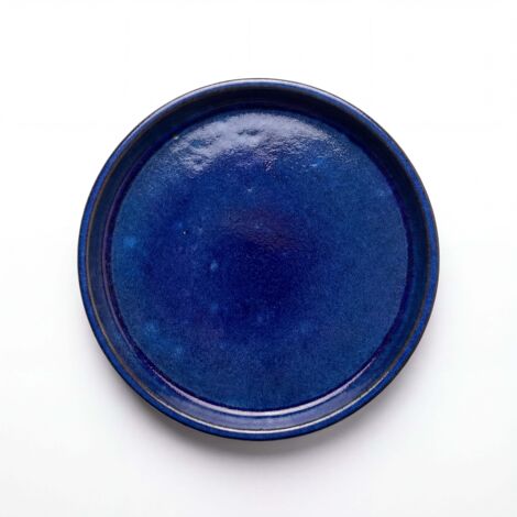 Soucoupe ronde 24cm bleu majorelle faite à la main en terre cuite émaillée (1/3)