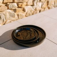 Soucoupe 24cm noir faite à la main en terre cuite émaillée