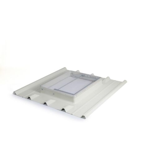 Lucarne de toit pour tôles bac acier ondulées – RAL 9002 blanc – Vitre synthétique incassable 66x53cm – Système d'ouverture à articulation