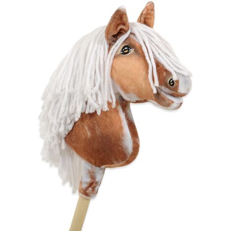 Une sculpture d'un cheval avec une crinière blanche et une crinières
