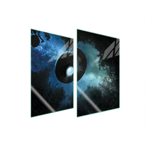 Photo Libre De Droit De Ovni Une Plaque Extraterrestre Planait Immobile Dans Lespace Sur Le Fond De La Gm1209611775 350083960
